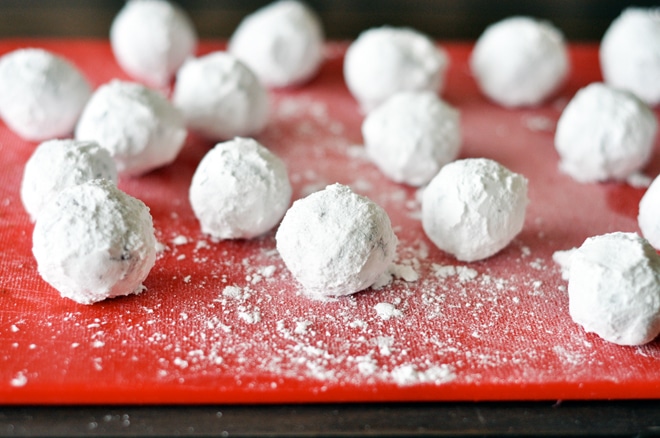 Snowball cookie dough balls rolled in icing sugar before baking.