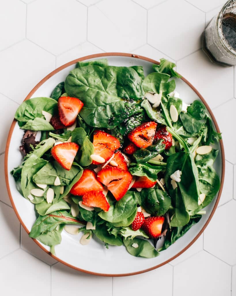 Green salad with chopped strawberries