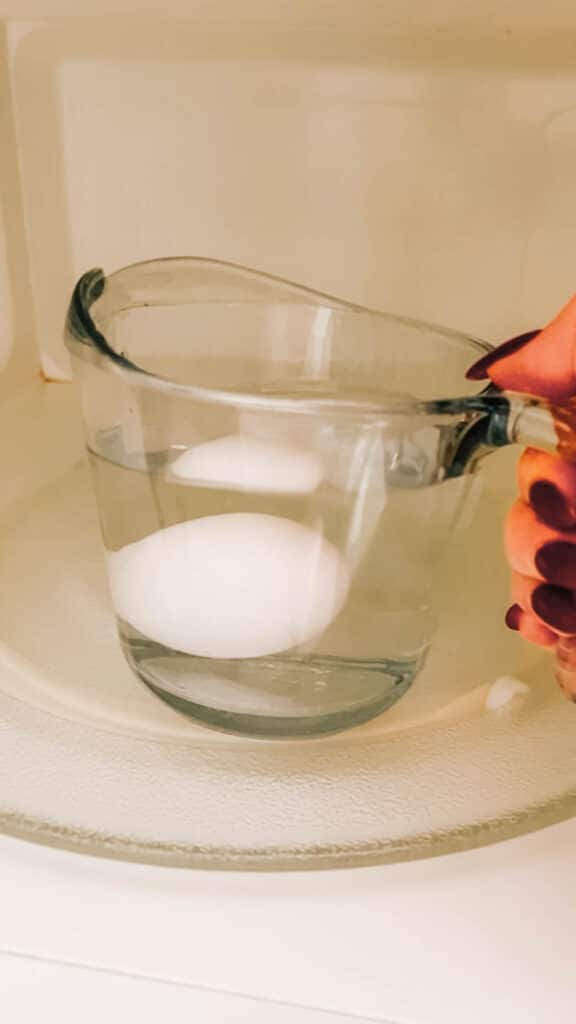 How to boil eggs in the microwave: Putting egg in the microwave to boil.