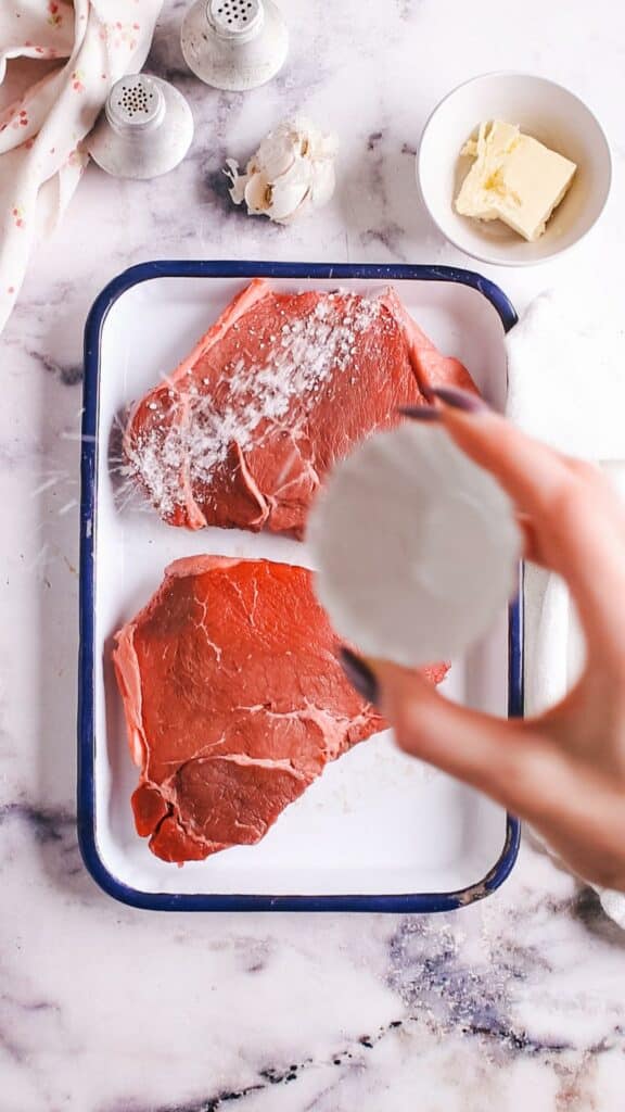 Adding salt on steak