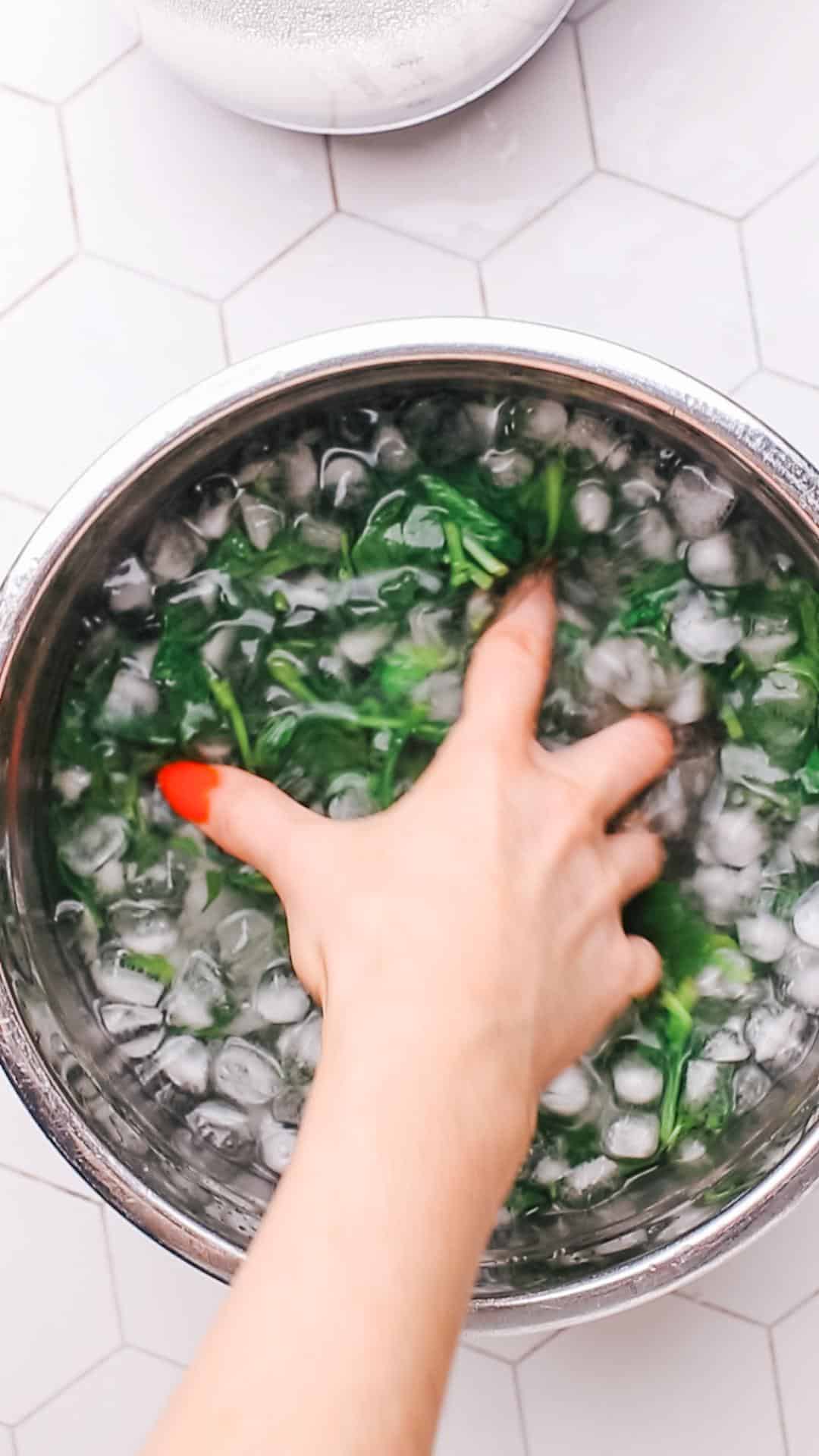 Soaking spinach in cold water