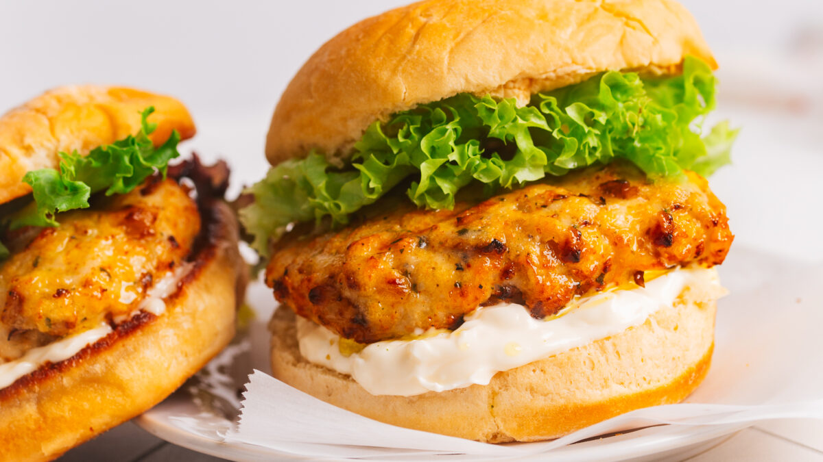 Juicy chicken burgers for memorial day cookout recipe ideas article.